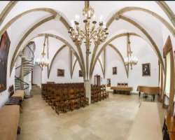 The great hall of the castle is made in a Gothic style having a rib vault supported by one pillar. You can see an old shaft of the 13th century placed